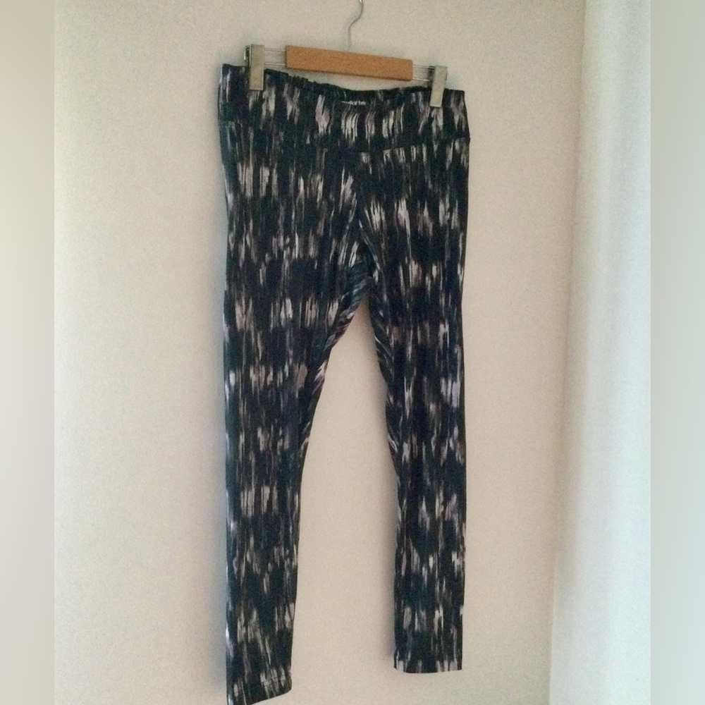 MARIKA Black & White Marbled Tummy Control Capri Leggings L
